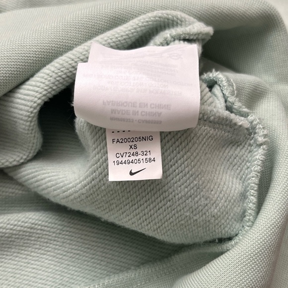 Nike Embossed Cropped Crewneck‎ Sweatshirt Size XS Sage Green Athleisure School - Picture 9 of 13
